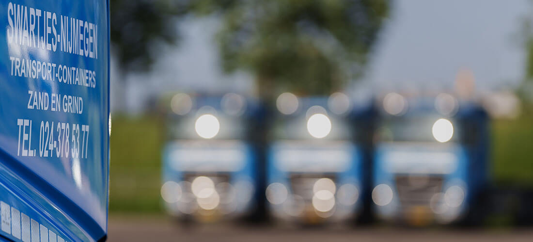 Swartjes Transport containers zand en grind